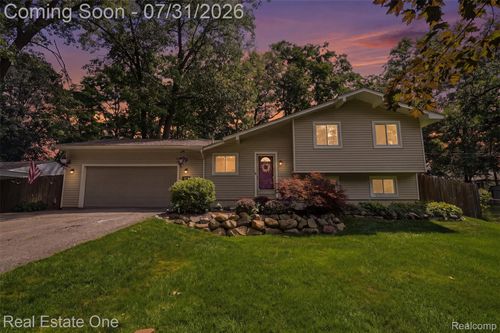 2975 West St, Milford, MI, 48380-2252 | Card Image