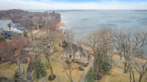 10 Peninsula Rd, Dellwood, MN, 55110-1504 | Card Image