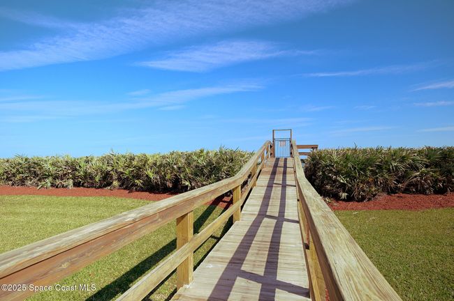 402 - 5635 Highway A1a, Condo with 3 bedrooms, 3 bathrooms and null parking in Melbourne Beach FL | Image 25