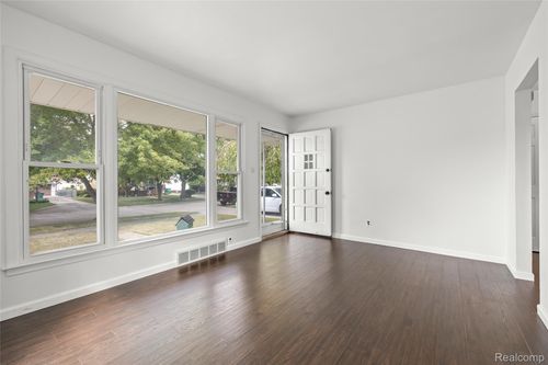 28627 Bridge St, Garden City, MI, 48135-2104 | Card Image