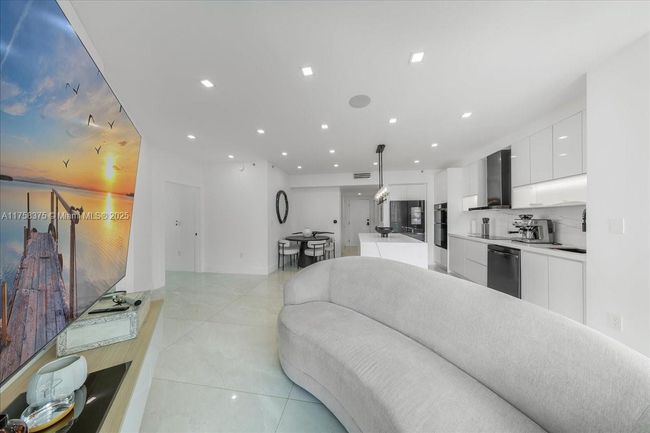 APT-2314 - 350 S Miami Ave, Condo with 2 bedrooms, 2 bathrooms and null parking in Miami FL | Image 6