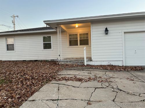 701 W Lansing St, Broken Arrow, OK, 74012-1636 | Card Image