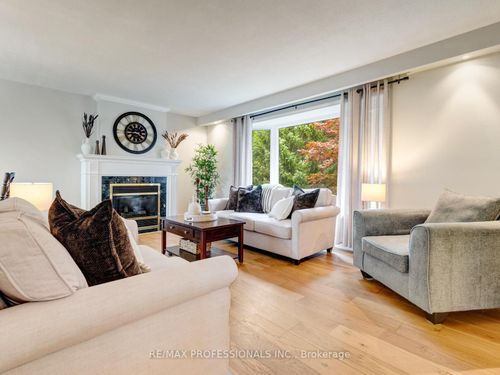 652 Meadow Lane, Burlington, ON, L7L4R8 | Card Image