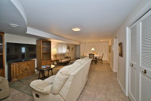 4351 W Chase Ave, Lincolnwood, IL, 60712-1914 | Card Image
