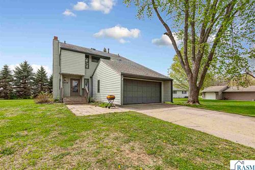 109 Windsor Ct E, Le Sueur, MN, 56058-1613 | Card Image
