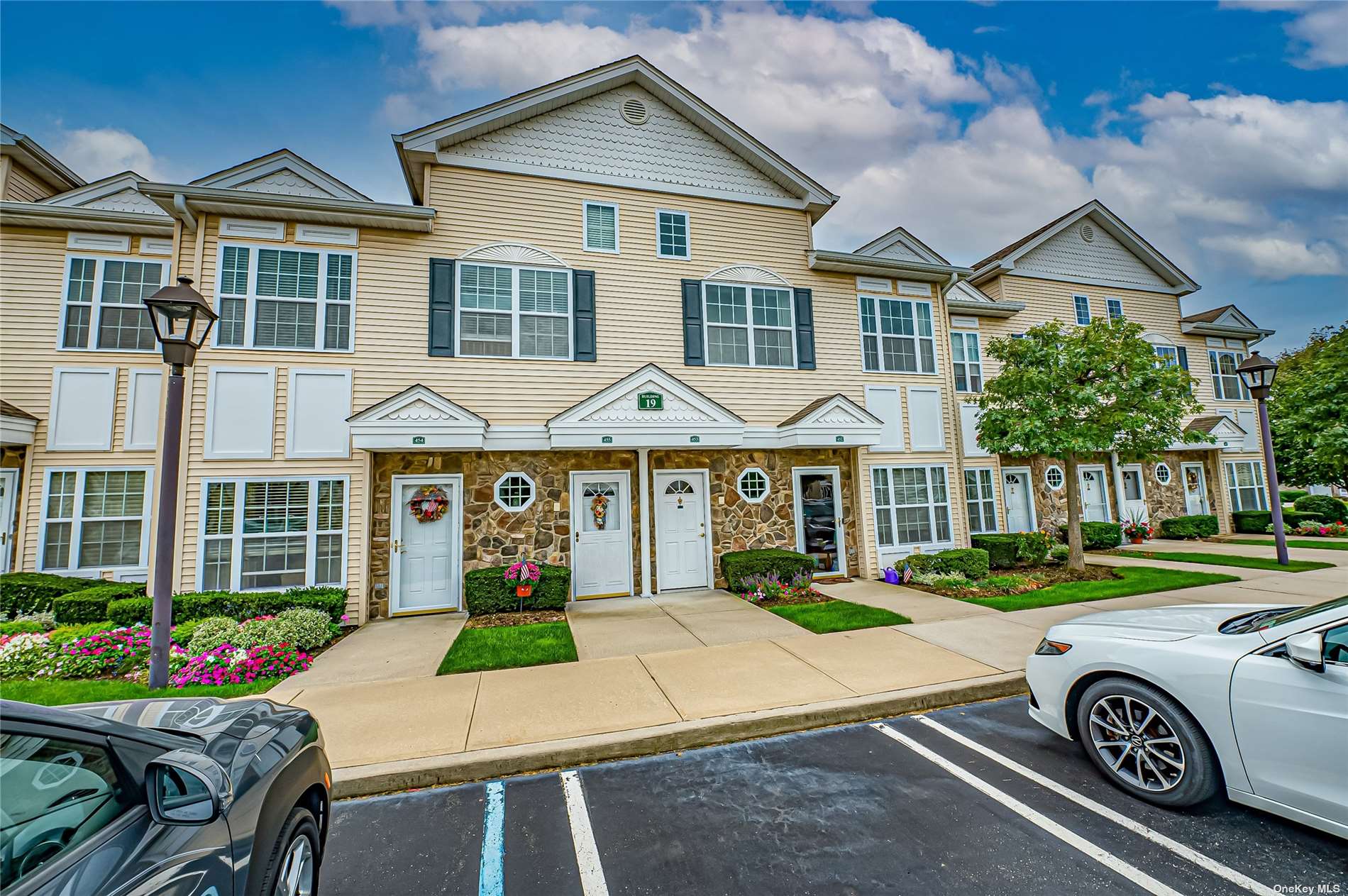 Winter Pl, East Meadow, NY 11554