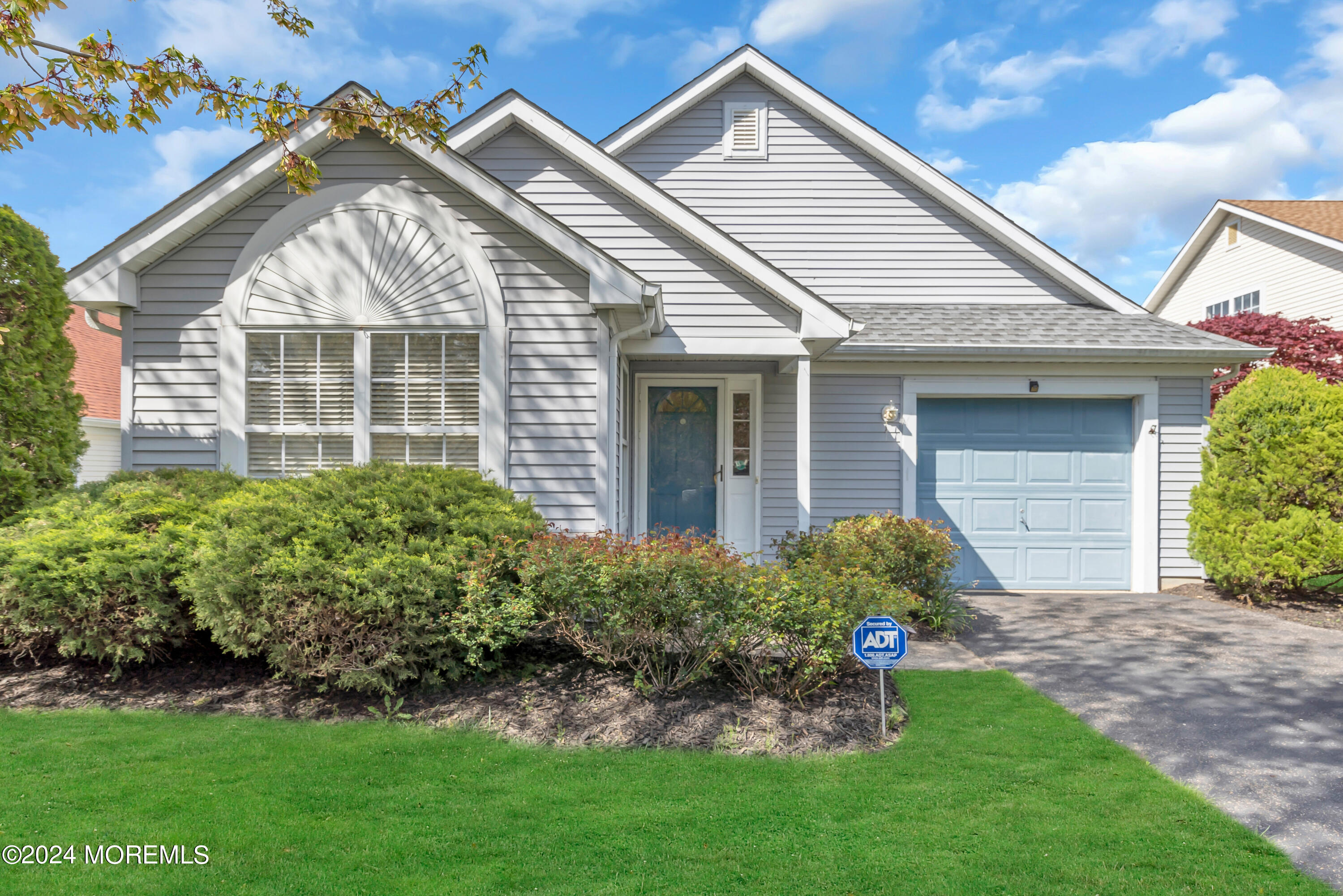 Lancaster Ln, Toms River, NJ 08755