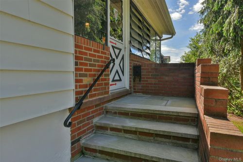 210 Rockland Rd, Pearl River, NY, 10965-2626 | Card Image