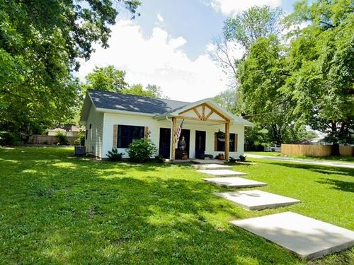 427 W Walnut St, Nevada, MO, 64772-2231 | Card Image