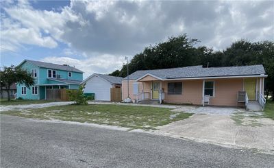 541 W Wilson Avenue, Home with 6 bedrooms, 5 bathrooms and null parking in Aransas Pass TX | Image 1