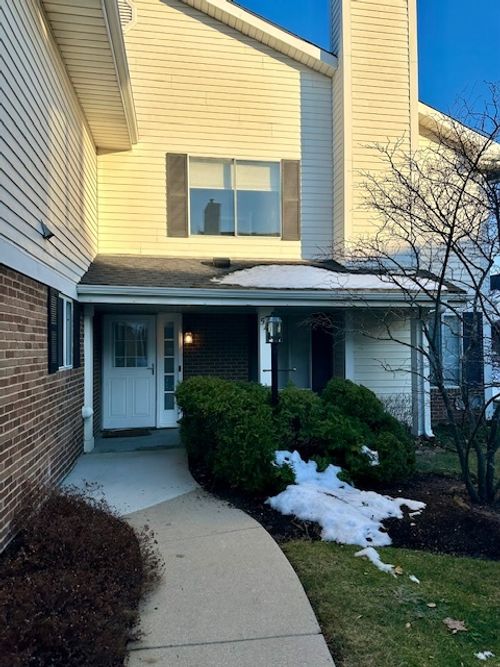 546-546 Willowcreek Ct, Clarendon Hills, IL, 60514-3601 | Card Image