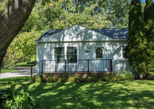 1824 Madison St, Cedar Falls, IA, 50613-4672 | Card Image