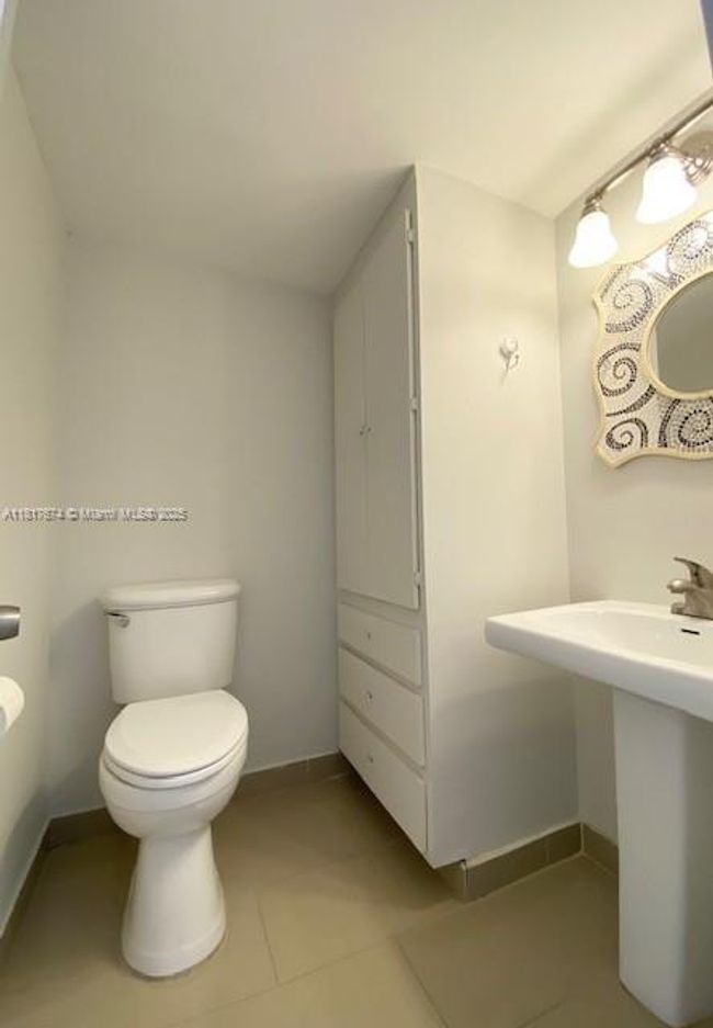 APT-209 - 201 180 Th Dr, Condo with 1 bedrooms, 2 bathrooms and null parking in Sunny Isles Beach FL | Image 7