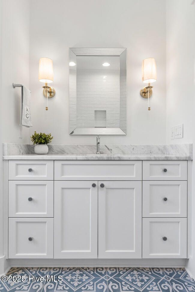 Upstairs Guest bath and shower | Image 56