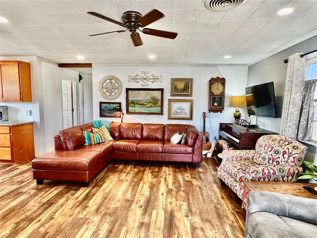 302 E Castlewood Dr, House other with 2 bedrooms, 1 bathrooms and 4 parking in Granite Shoals TX | Image 4