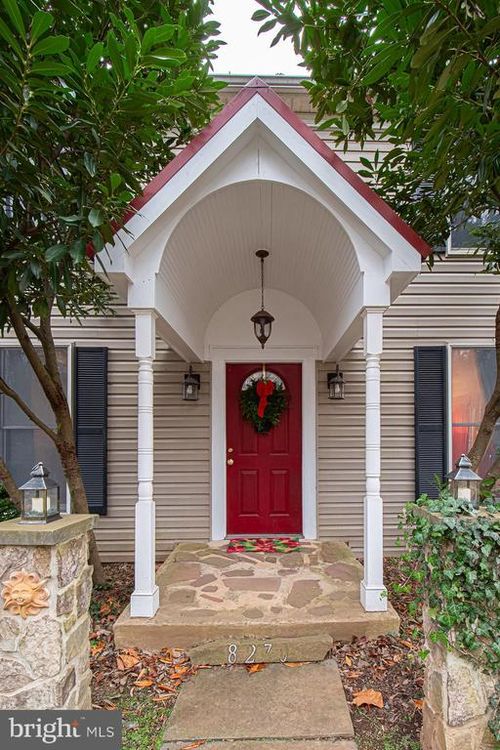 8270 Rogues Rd, CATLETT, VA, 20119-1733 | Card Image