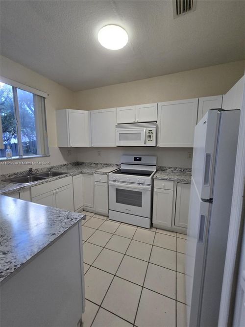 300-2610 Se 14th Ave, Homestead, FL, 33035-2460 | Card Image