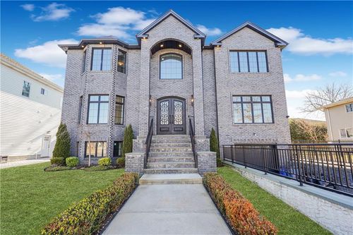 946 Edgegrove Ave, Staten Island, NY, 10309-2311 | Card Image