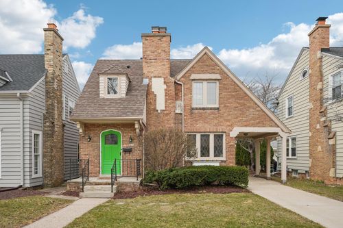5671 N Bay Ridge Ave, Whitefish Bay, WI, 53217-4717 | Card Image