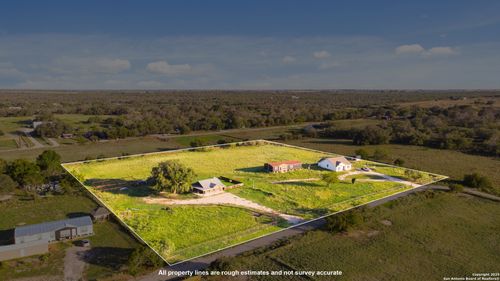 111 Loma Park Rd, Floresville, TX, 78114-6195 | Card Image