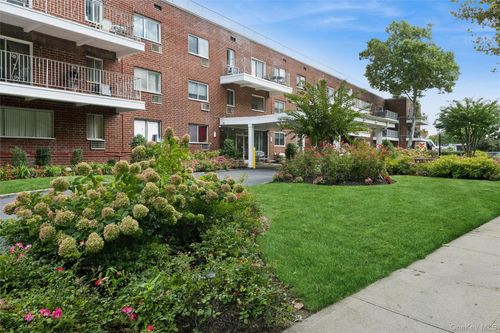 30b-320 East Shore E Shore Rd, Great Neck, NY, 11023-1743 | Card Image