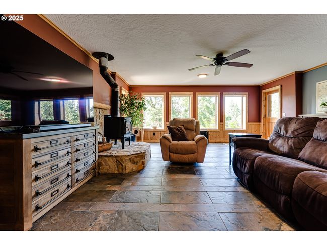 86561 R R Baker Rd, House other with 3 bedrooms, 3 bathrooms and 2 parking in Springfield OR | Image 14