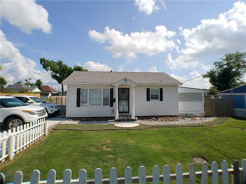 918 W Maple St, Rogers, AR, 72756-3534 | Card Image