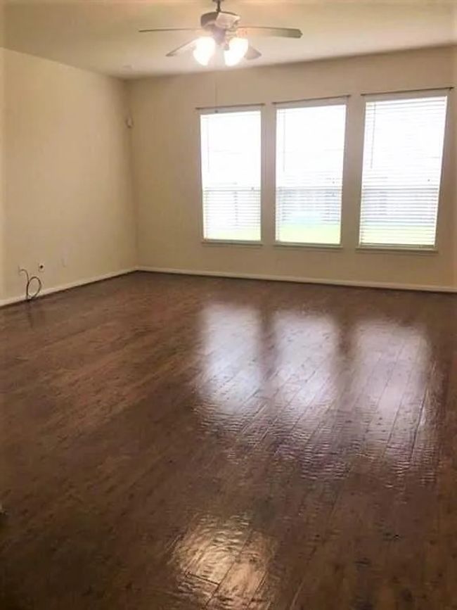 Unfurnished room featuring ceiling fan, dark wood-type flooring, and baseboards | Image 4