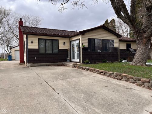 2 Walden Dr, Gas City, IN, 46933-1557 | Card Image