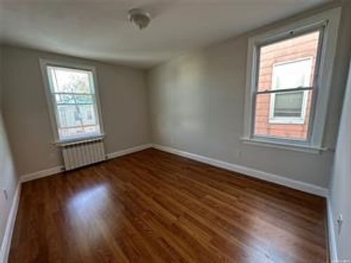 78 83rd St, Glendale, NY, 11385-7640 | Card Image