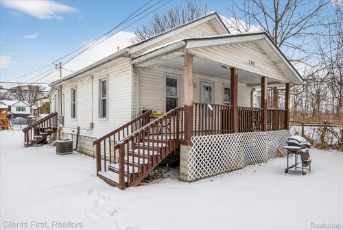 845 Orange St, Wyandotte, MI, 48192-6233 | Card Image