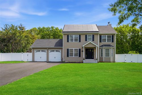 587 Blue Point Rd, Holtsville, NY, 11742-1808 | Card Image