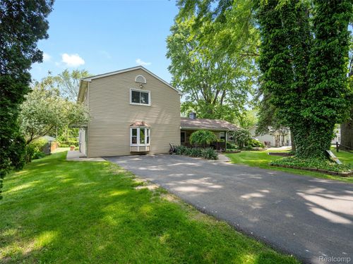 21425 Ulrich St, Clinton Twp, MI, 48036-3715 | Card Image