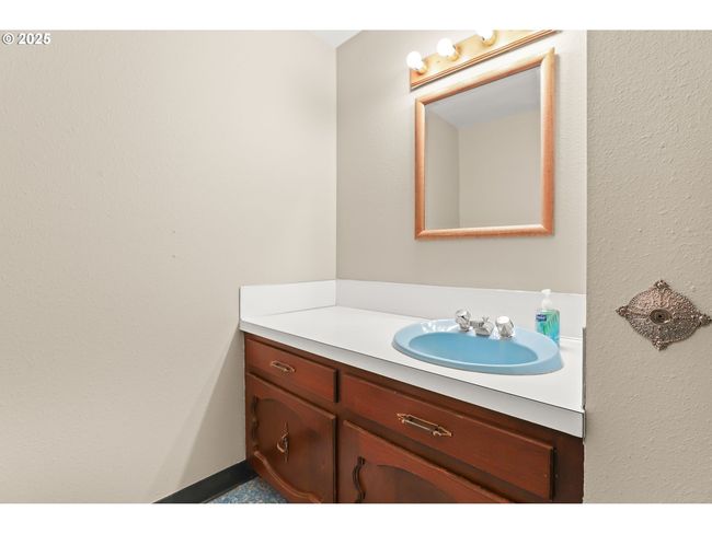 Bathroom-Lower | Image 22