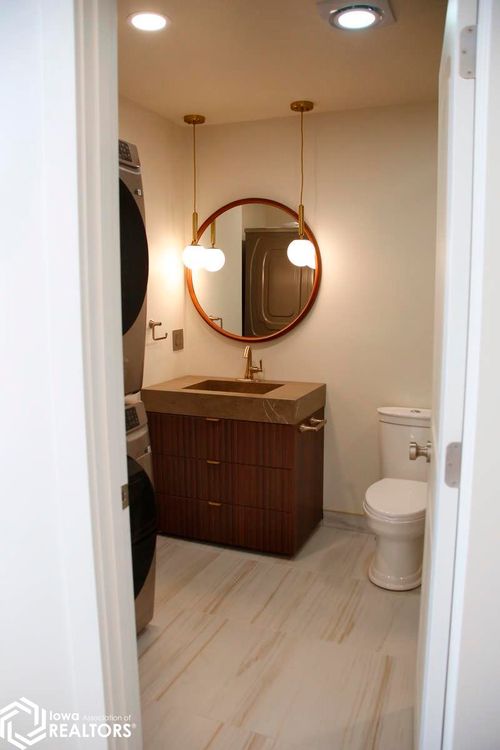 apt-204-51 E Broadway Ave, Fairfield, IA, 52556-3261 | Card Image