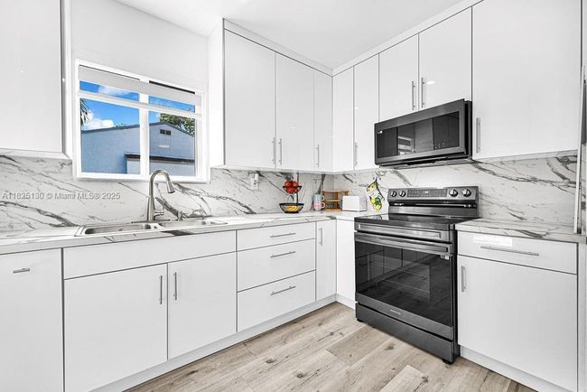 876 Ne 81 St St, House other with 3 bedrooms, 2 bathrooms and null parking in Miami FL | Image 17