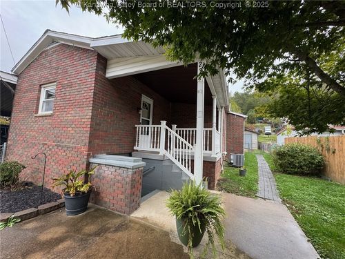 231 Center St, Clay, WV, 25043-7009 | Card Image