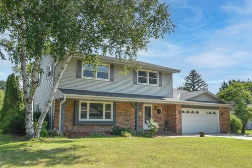 W223N2314 Meadowood Lane, PEWAUKEE, WI, 53186 | Card Image