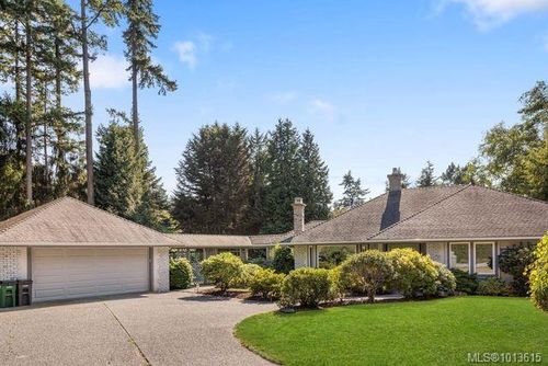2693 Macdonald Dr E, Victoria, BC, V8N1Y1 | Card Image
