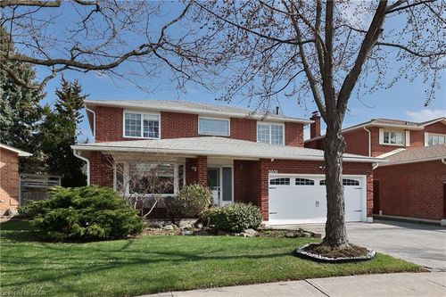 2031 Pen St, Oakville, ON, L6H3L2 | Card Image