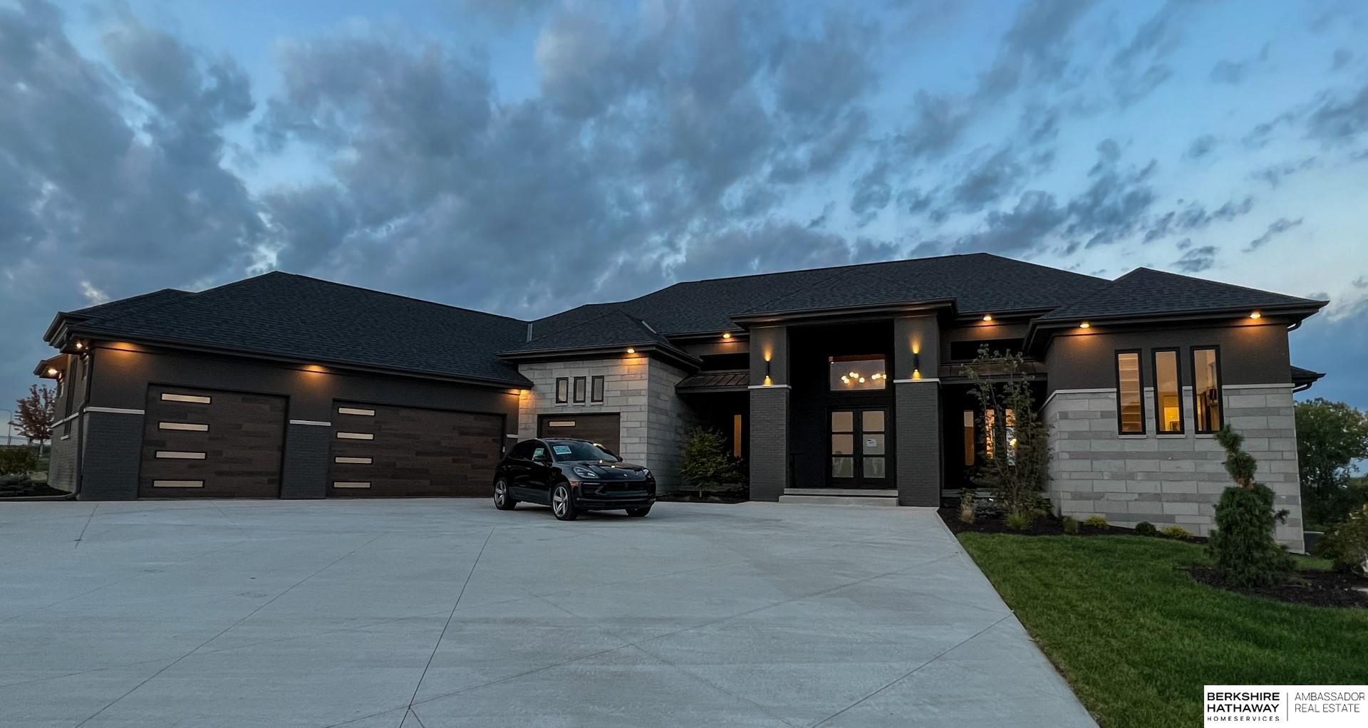 Barbara Plaza Cir, Elkhorn, NE 68022