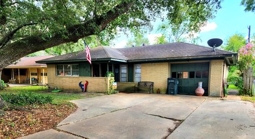 909 Peach St, El Campo, TX, 77437-2848 | Card Image