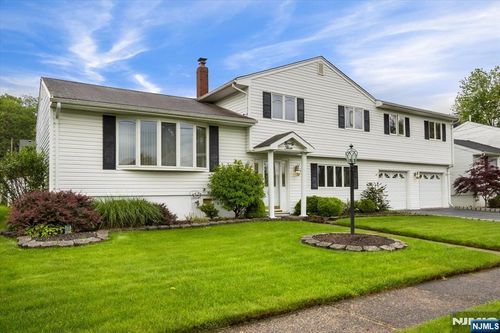 93 Sandra Dr, Totowa, NJ, 07512-1131 | Card Image