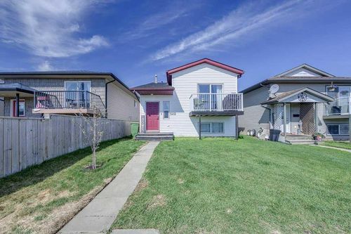 5412 47a St, Bentley, AB, T0C0E2 | Card Image