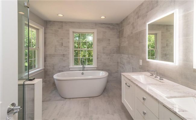 Primary Bathroom | Image 16
