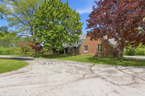 9090 N Green Brook Rd, River Hills, WI, 53217-1514 | Card Image