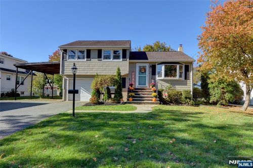 7 1st St, Pequannock, NJ, 07440-1528 | Card Image