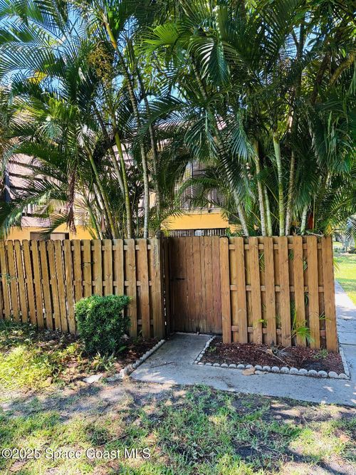 3915 Vista Oaks Cir Ne, PALM BAY, FL, 32905-3109 | Card Image