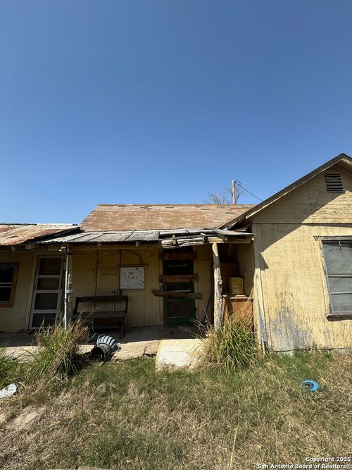 329 5th St, Poteet, TX, 78065-5096 | Card Image