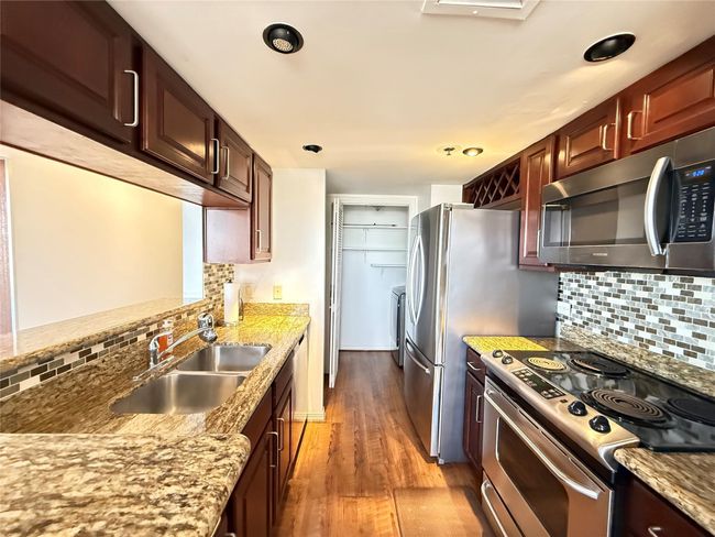 APT-1204 - 3525 Sage Rd, Condo with 2 bedrooms, 2 bathrooms and 1 parking in Houston TX | Image 11